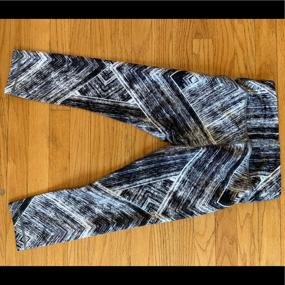 Size 6 LULULEMON cropped pants